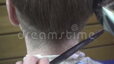 理发店用剪子剪男人头发的特写镜头。理发店。男理发师。理发师。理发师剪
